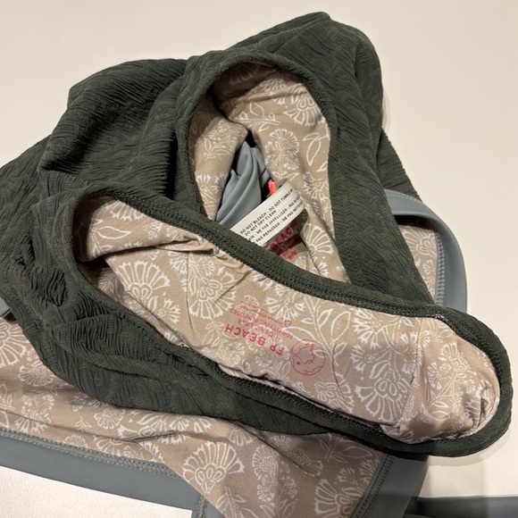 Free People Beach Heidi Surf One-Piece Swimsuit
Cactus Green Free-est Medium NEW - Picture 11 of 13